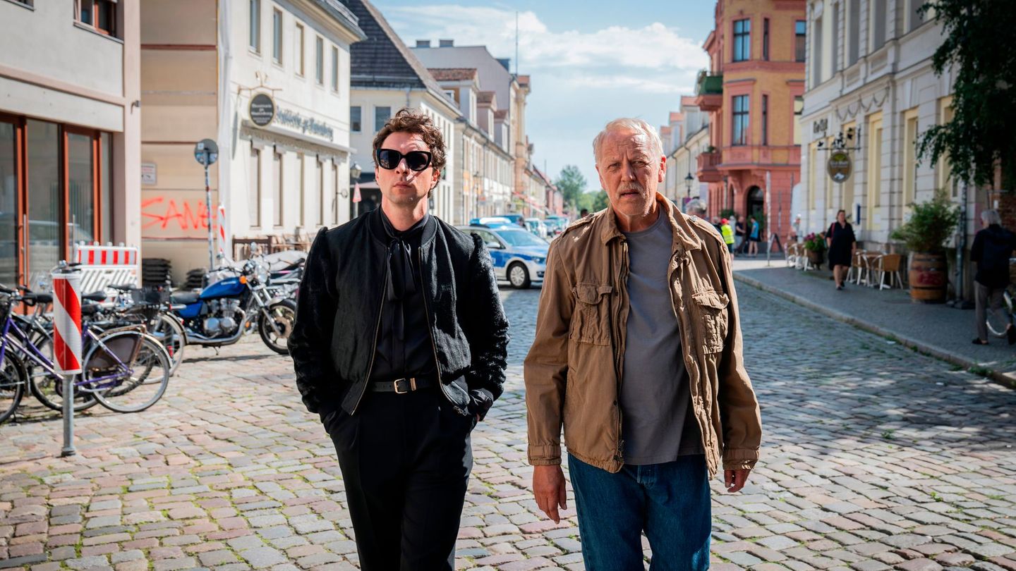 Vincent Ross (André Kaczmarczyk, links) und Karl Rogov (Frank Leo Schröder) ermitteln im neuen "Polizeiruf 110" diesmal in der schönen Potsdamer Innenstadt.