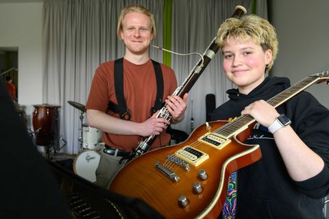 Emma Kuban und Janus Taubert sind Schülersprecher am Sächsischen Landesgymnasium für Musik in Dresden. Foto: Robert Michael/dpa