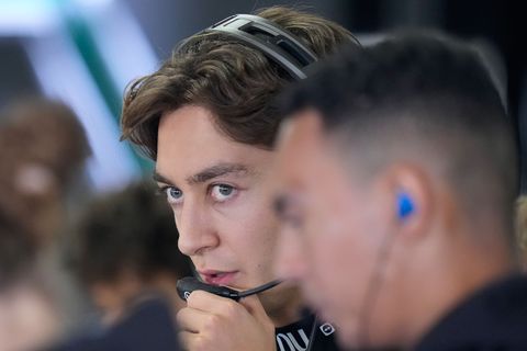 WM-Spitzenreiter George Russell musste sich im Japan-Training geschlagen geben. Foto: Eugene Hoshiko/AP/dpa