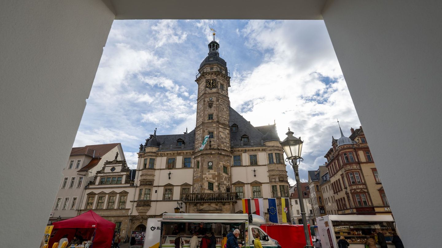 Leichte Vergiftungen: Polizei ermittelt nach Rathaus-Evakuierung in Altenburg