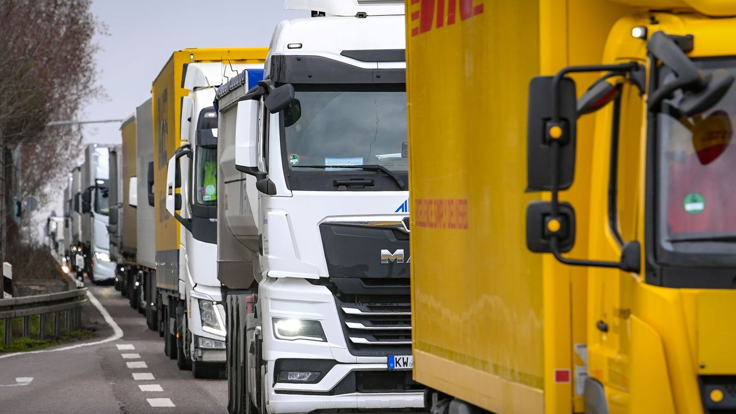 Eine lange Schlange hat sich nach zwei Unfällen auf der A10 vom Morgen gebildet. Autofahrer und Autofahrerinnen brauchen Geduld.