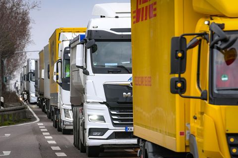 Eine lange Schlange hat sich nach zwei Unfällen auf der A10 vom Morgen gebildet. Autofahrer und Autofahrerinnen brauchen Geduld.