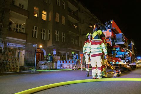 Die Berliner Feuerwehr hat einen großen Brand in Neukölln gelöscht. Foto: Manuel Genolet/dpa