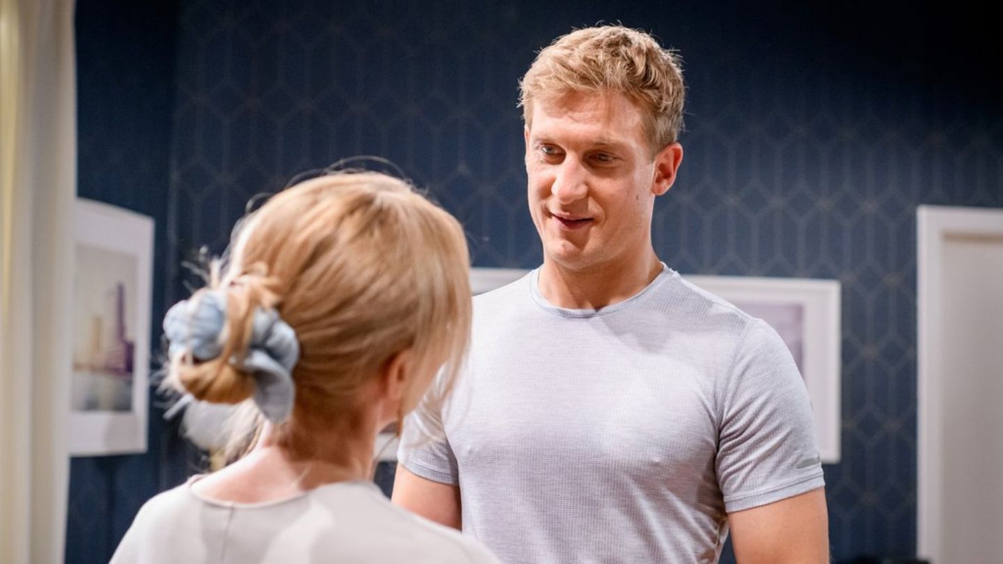 "Sturm der Liebe": Katja (l.) erfährt nebenbei von Vincent (r.), dass das Gestütspersonal gerade nicht voll ausgelastet ist.