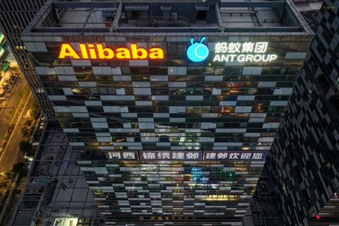 Alibaba-Logo auf einem Hochhaus in Nanjing