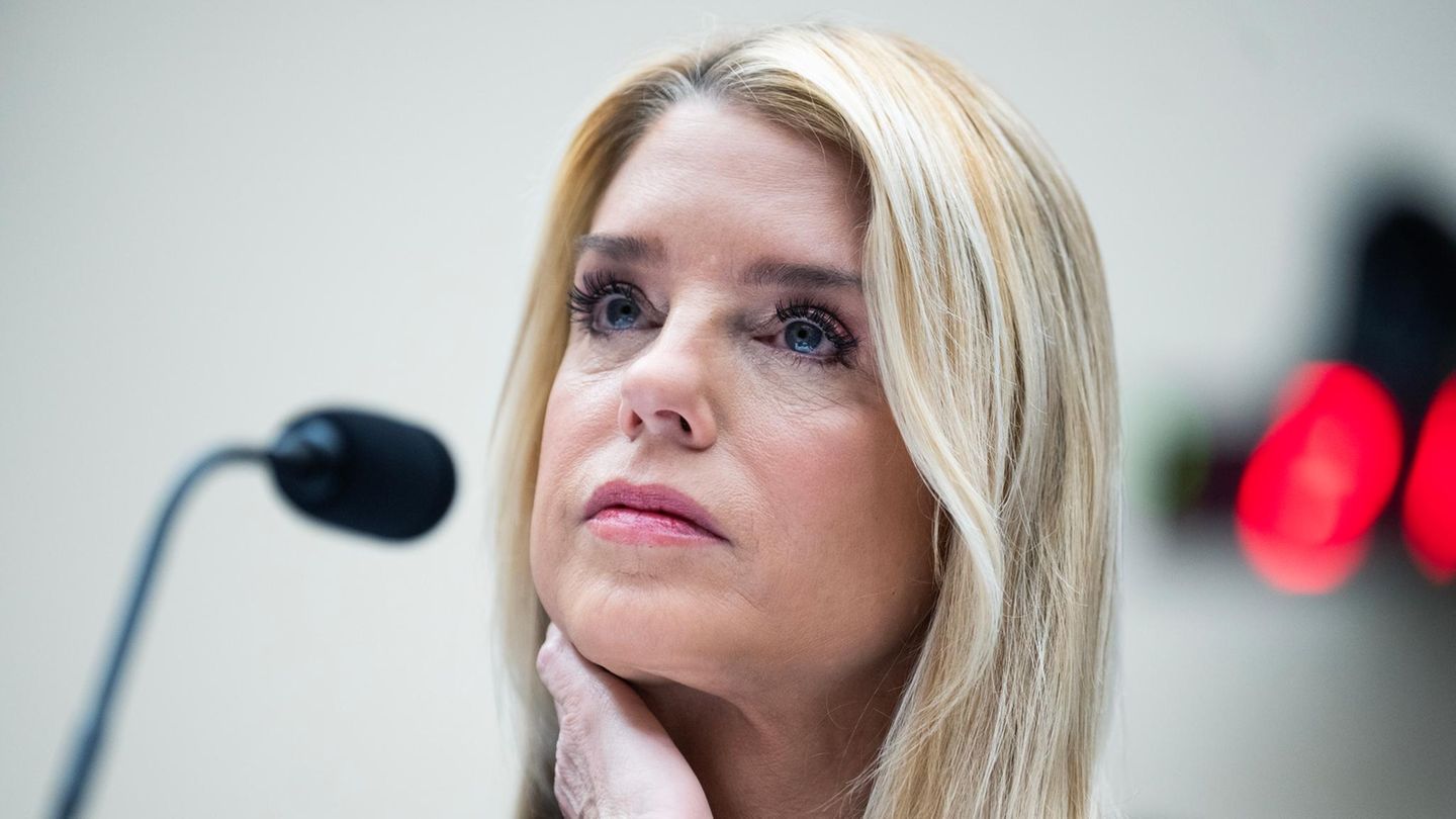 US-Justizministerin Pam Bondi sitzt in einer Anhörung zu den Epstein-Files