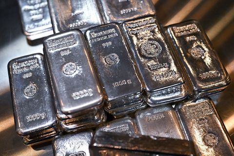 An einen unbekannten Abholer übergab der Senior 50 Kilogramm Silber. (Symbolbild) Foto: Sven Hoppe/dpa