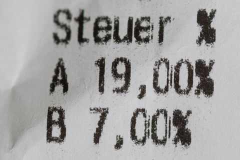 Aktuell liegt die Mehrwertsteuer für die meisten Produkte bei 19 Prozent. (Symbolbild) Foto: Hendrik Schmidt/dpa