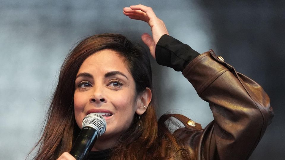 Collien Fernandes hält eine Rede bei einer Demonstration in Hamburg.