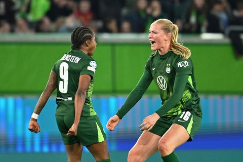 Camilla Küver (r.) bleibt dem VfL Wolfsburg erhalten. (Archivbild) Foto: Swen Pförtner/dpa