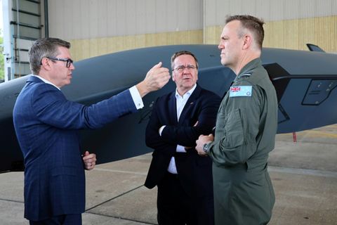 Pistorius bei der Inspektion von Drohnen in Australien