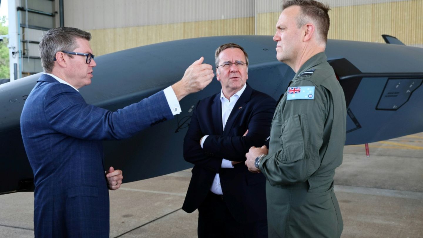 Pistorius bei der Inspektion von Drohnen in Australien