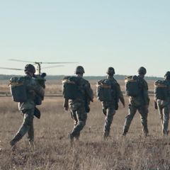 US-amerikanische Soldaten laufen hintereinander.