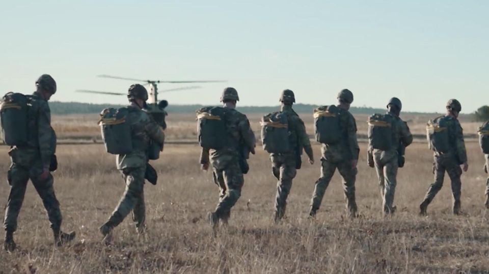 US-amerikanische Soldaten laufen hintereinander.