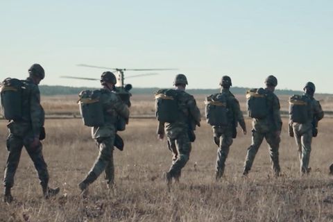 US-amerikanische Soldaten laufen hintereinander.