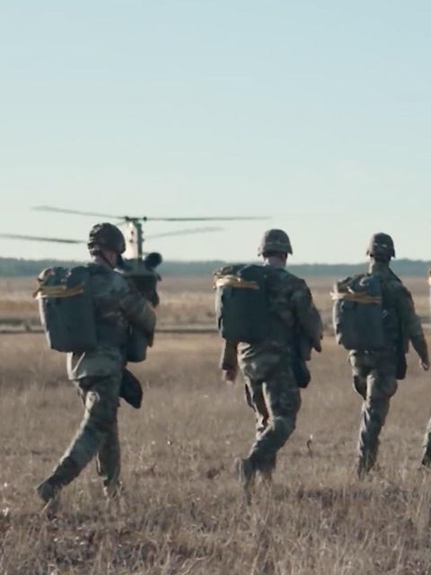 US-amerikanische Soldaten laufen hintereinander.