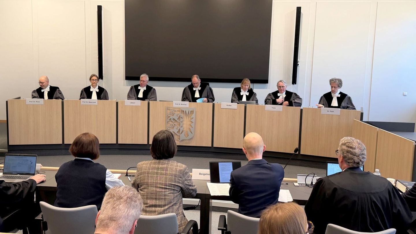 Das Landesverfassungsgericht verhandelt über eine Klage von Abgeordneten, die der Landesregierung einen Verstoß gegen ihre Infor