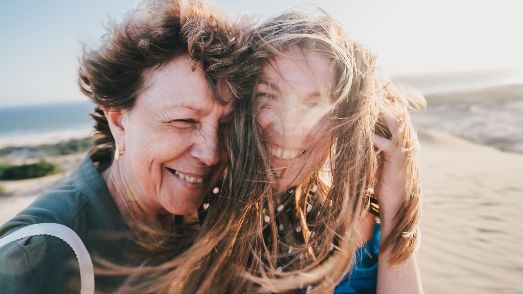 Eine Mutter mit ihrer erwachsenen Tochter am Strand
