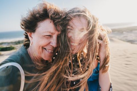 Eine Mutter mit ihrer erwachsenen Tochter am Strand