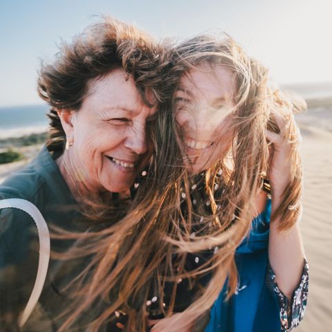 Eine Mutter mit ihrer erwachsenen Tochter am Strand