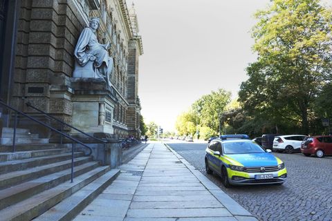 Die Staatsanwaltschaft Dresden hat Anklage gegen drei Männer und eine Frau im Alter von 21 bis 36 Jahren erhoben. (Symbolbild) F