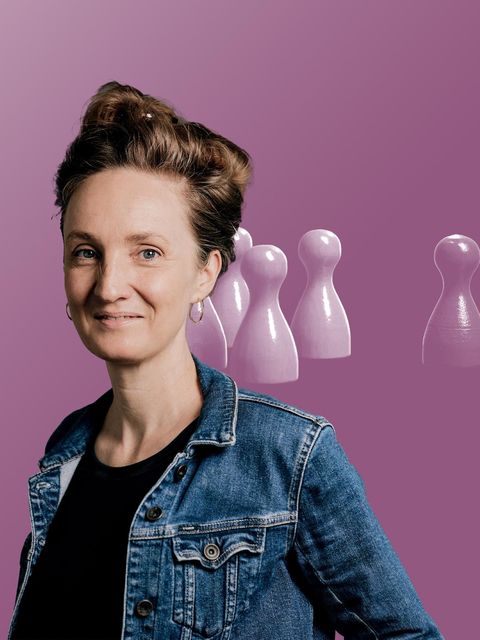 Symbol für Ausgrenzung: Spiel-Figuren und Porträt der Autorin Helen Bömelburg