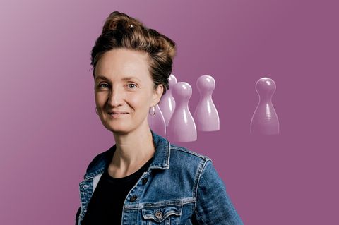 Symbol für Ausgrenzung: Spiel-Figuren und Porträt der Autorin Helen Bömelburg