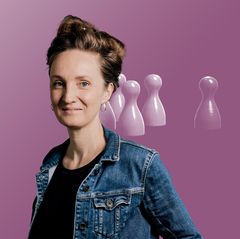 Symbol für Ausgrenzung: Spiel-Figuren und Porträt der Autorin Helen Bömelburg