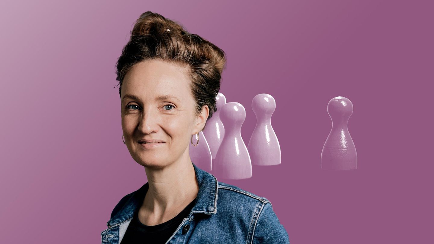 Symbol für Ausgrenzung: Spiel-Figuren und Porträt der Autorin Helen Bömelburg