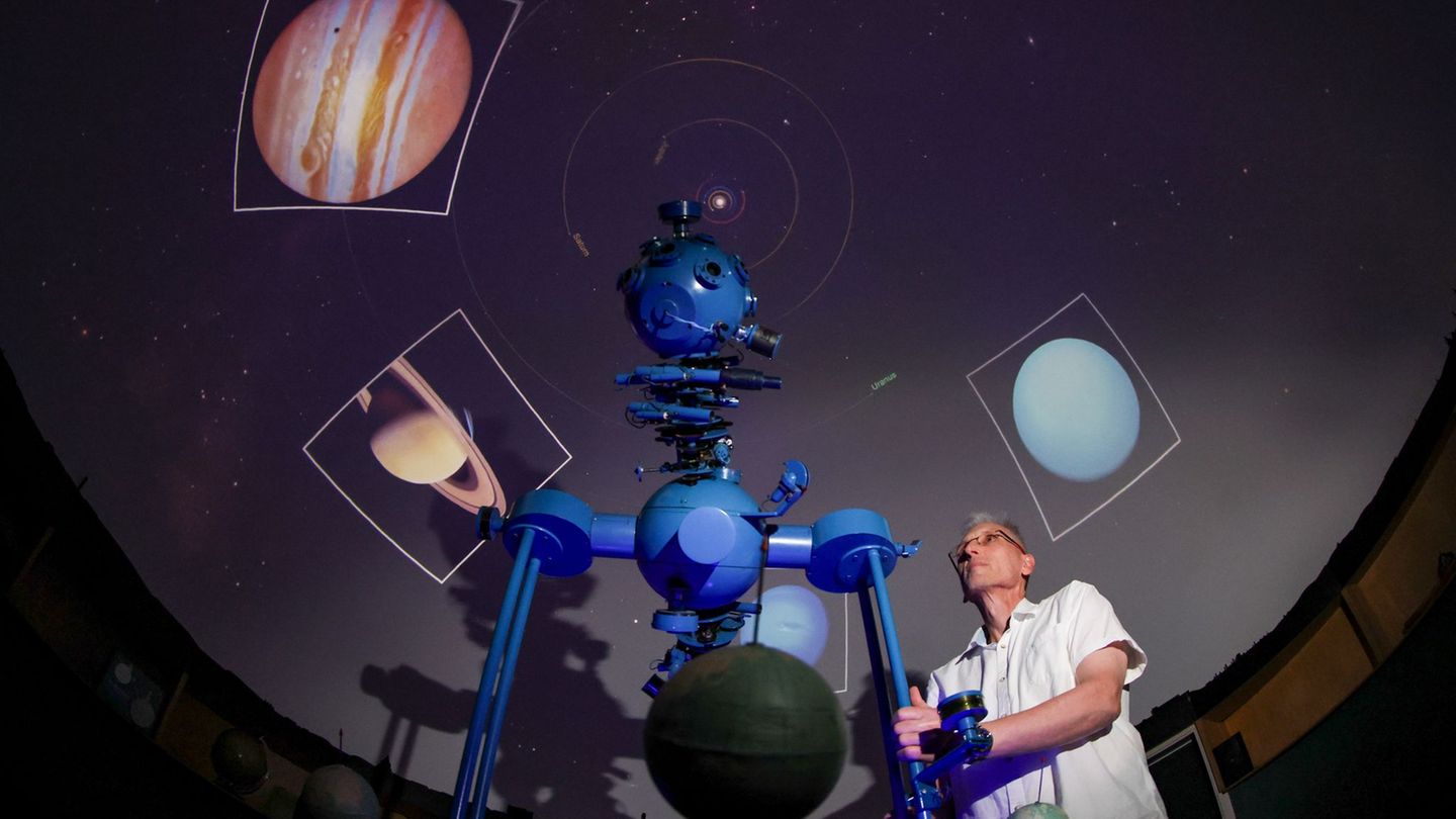 Thomas Weisbach, Leiter des Schulplanetariums an der Albert-Schweitzer-Oberschule in Chemnitz, nimmt den Projektor nach monatela