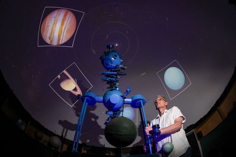 Thomas Weisbach, Leiter des Schulplanetariums an der Albert-Schweitzer-Oberschule in Chemnitz, nimmt den Projektor nach monatela