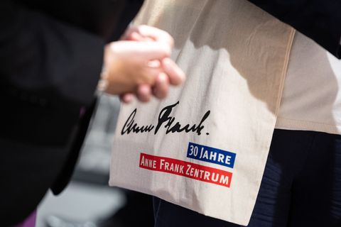 Auch das Anne Frank Zentrum sieht sich von Einschnitten im Bundesprogramm "Demokratie leben!" betroffen. (Archivbild) Foto: Hann