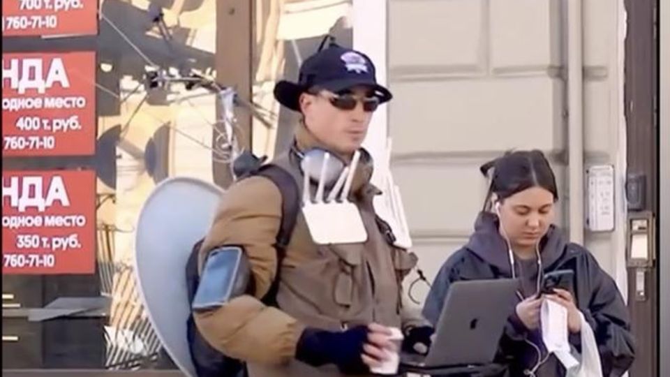 Ein russischer Comedian erlaubt sich in Moskau eine riskante Aktion.