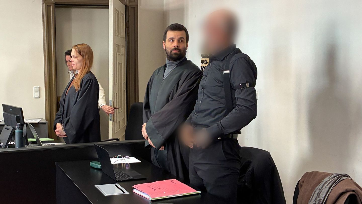 Dem Angeklagten wird Mordversuch vorgeworfen. Foto: Stephanie Lettgen/dpa