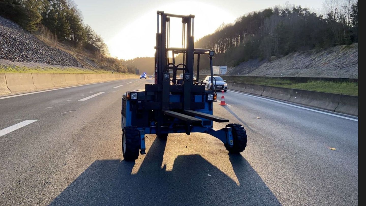 Der Gabelstapler stand mitten auf der Autobahn 9 in Oberfranken. Foto: -/VPI Bayreuth/dpa