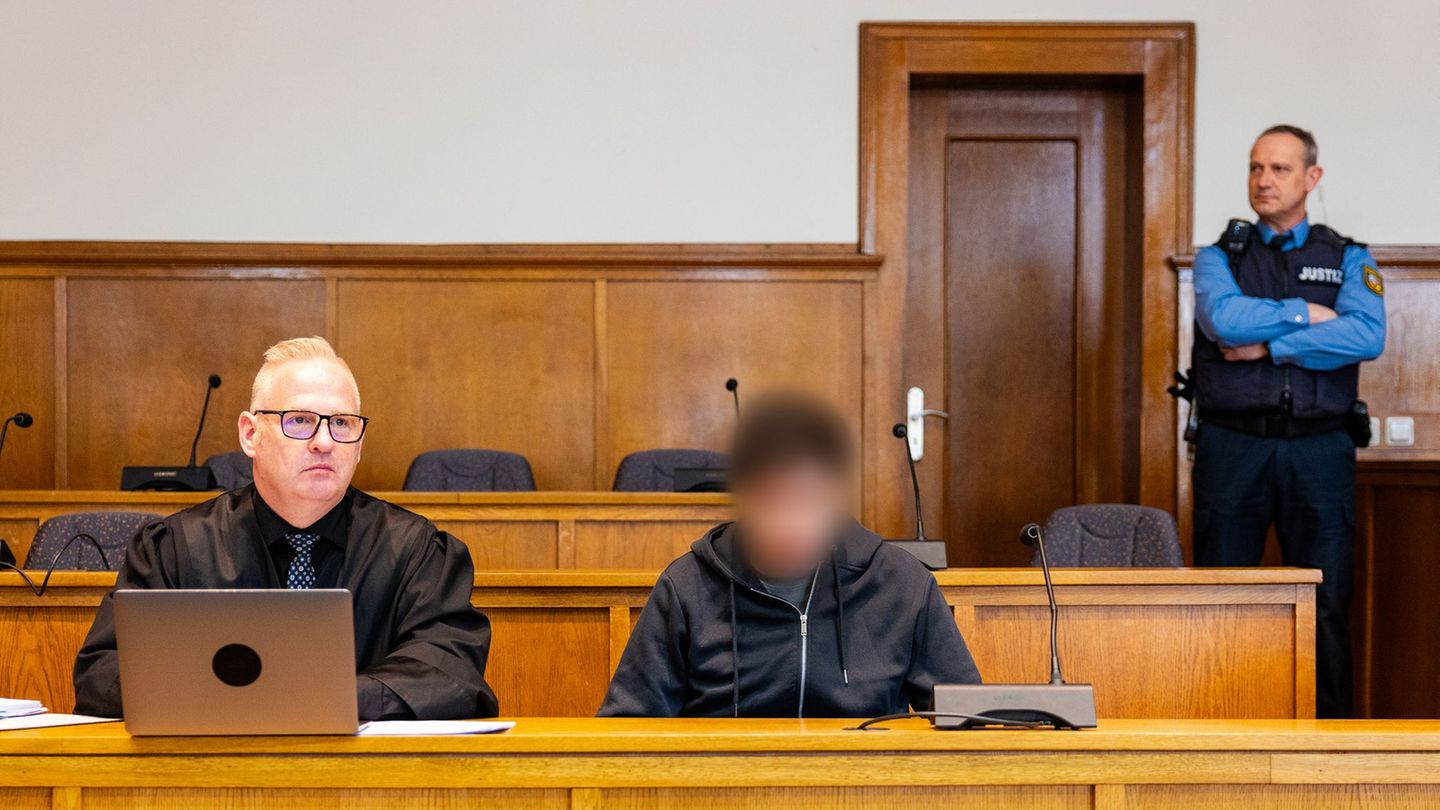 Dem Angeklagten (M) werden Mord, versuchter Mord und besonders schwerer Raub vorgeworfen. (Archivbild) Foto: Laszlo Pinter/dpa