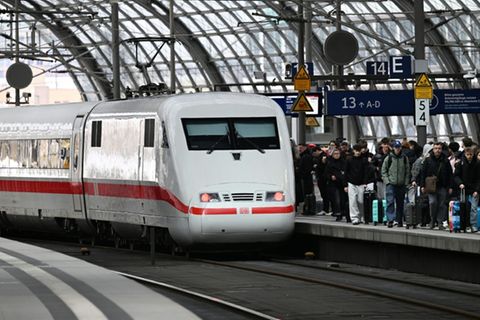 ICE im Hauptbahnhof in Berlin