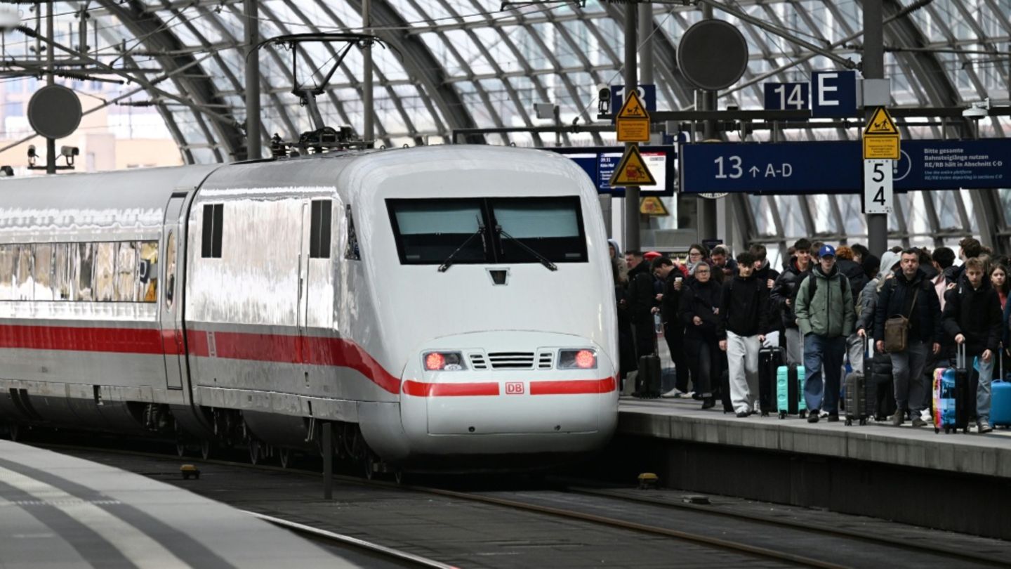 ICE im Hauptbahnhof in Berlin
