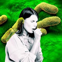 Montage zeigt hustende Frau vor Pestbakterien