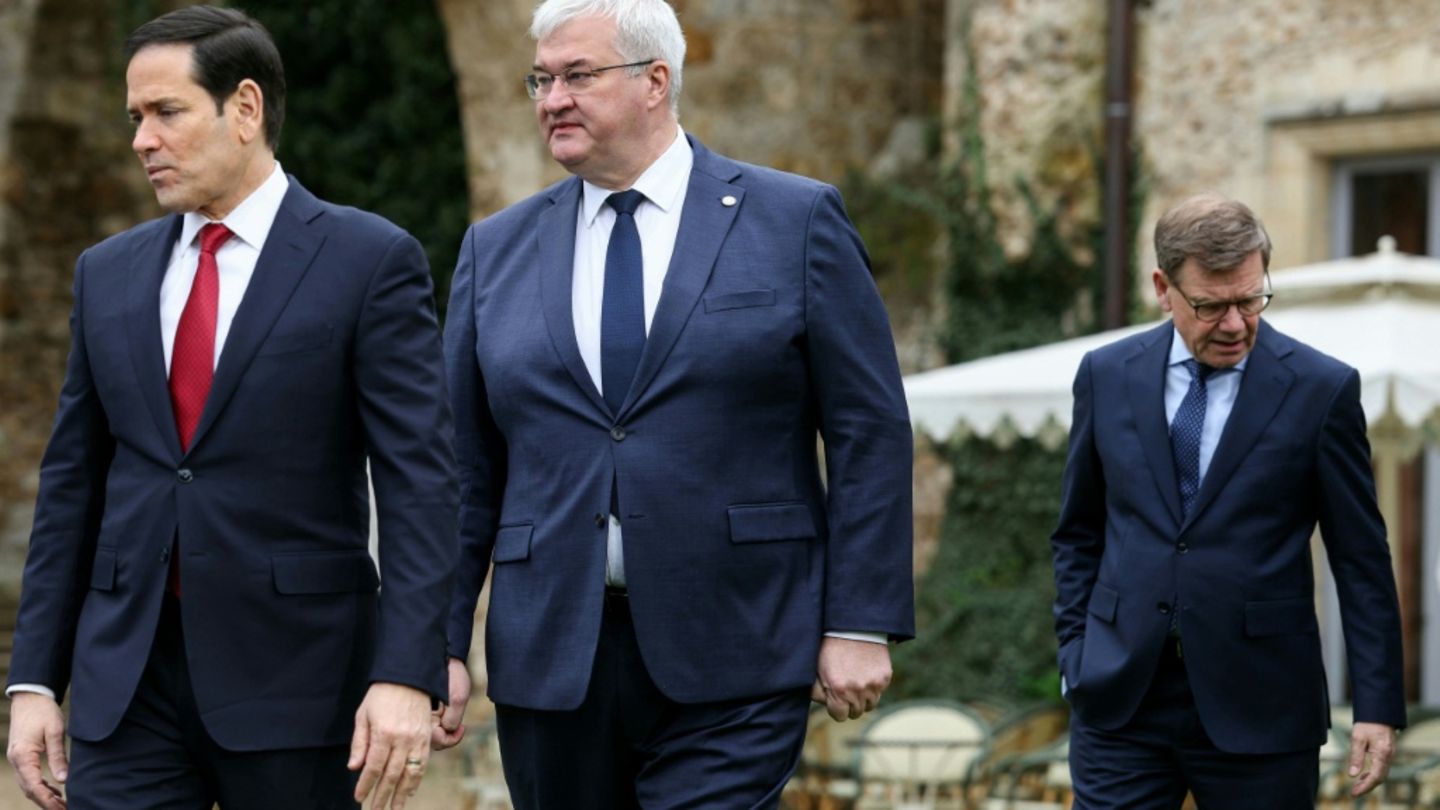 Rubio (l.) und Wadephul (hinten) bei G7-Außenministertreffen