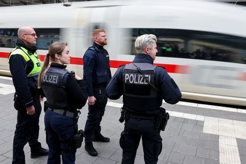 Gemeinsame Streife von Bundes- und Landespolizei, Ordnungsamt und Bahn am Hauptbahnhof Halle. Foto: Jan Woitas/dpa