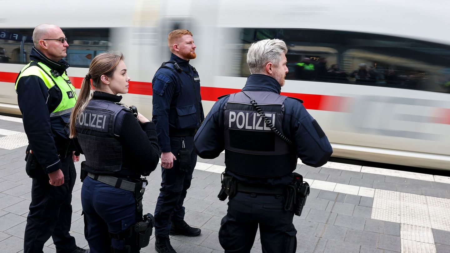 Gemeinsame Streife von Bundes- und Landespolizei, Ordnungsamt und Bahn am Hauptbahnhof Halle. Foto: Jan Woitas/dpa