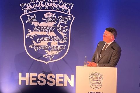 Ministerpräsident Rhein lobt das "kraftvolle" Design. Foto: Sandra Trauner/dpa