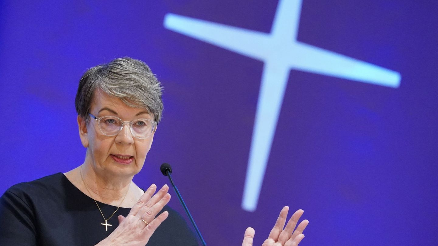 Kristina Kühnbaum-Schmidt, Landesbischöfin der Evangelisch-Lutherischen Kirche in Norddeutschland, reist für eine Predigt nach I