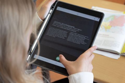 Das Schulfach Digitale Welt in Hessen soll künftig an mehr Schulen angeboten werden können. (Symbolbild) Foto: Friso Gentsch/dpa