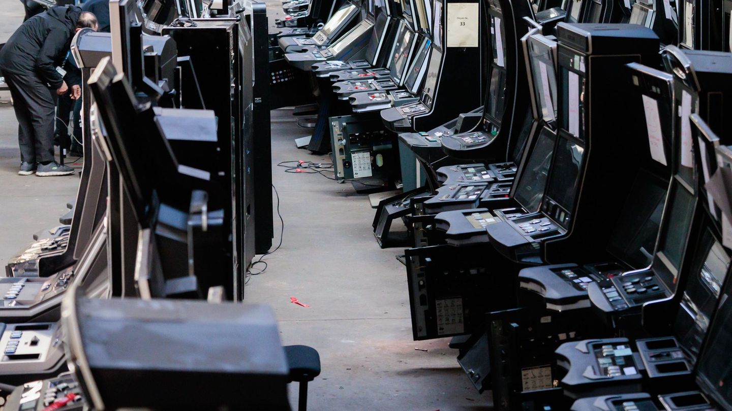 Der unerlaubte Betrieb von Spielautomaten gehört zu den Einnahmequellen der organisierten Kriminalität in Berlin. Immer wieder b