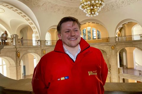 Der Satiriker Sebastian Hotz alias El Hotzo im Kammergericht. Foto: Torsten Holtz/dpa