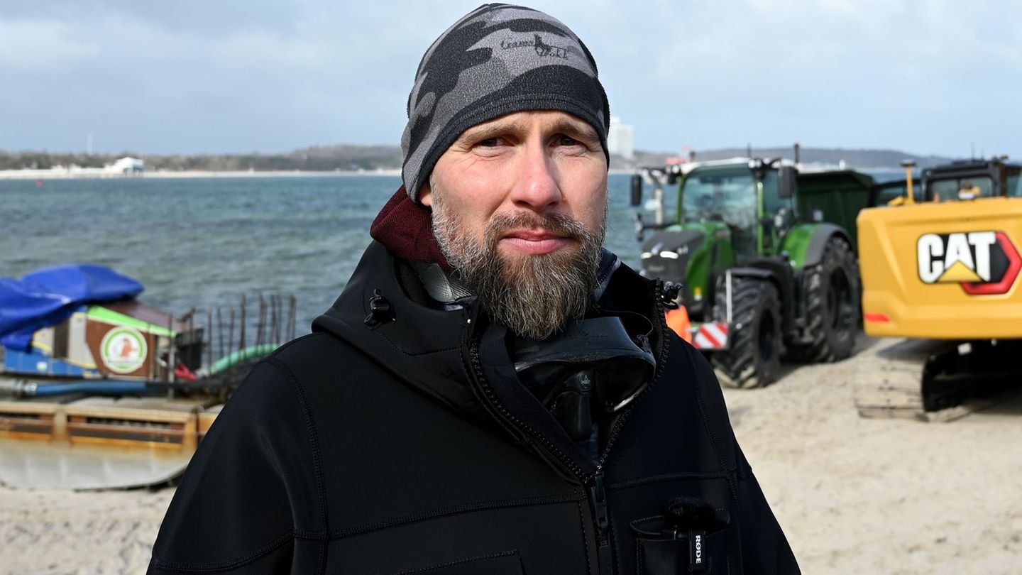 Biologe Lehmann kümmerte sich stundenlang im kalten Wasser um den Wal. Foto: Daniel Bockwoldt/dpa