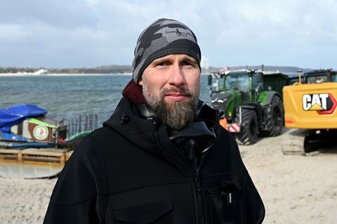 Biologe Lehmann kümmerte sich stundenlang im kalten Wasser um den Wal. Foto: Daniel Bockwoldt/dpa