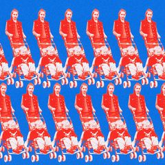 Montage: Eine Reihe von Müttern schiebt einen Kinderwagen - es ist dieselbe Frau die immer wieder nebeneinander steht.